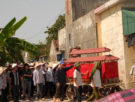 Đám tang của hai em Cường và Sơn
