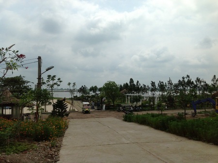 Toàn ảnh bãi đá thu vé tự phát nhưng mang quy mô dáng dấp một khu sinh thái