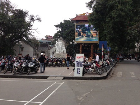 Tượng đài Cảm tử chật cứng xe máy