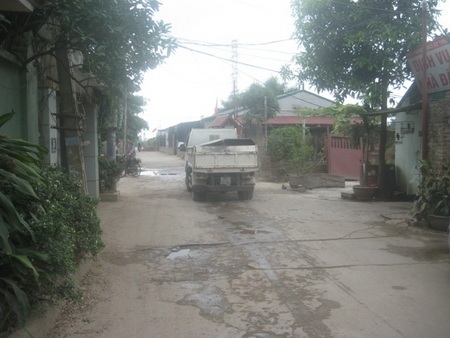 Xe tải chở chạc lấp sông quần nát ngõ 264