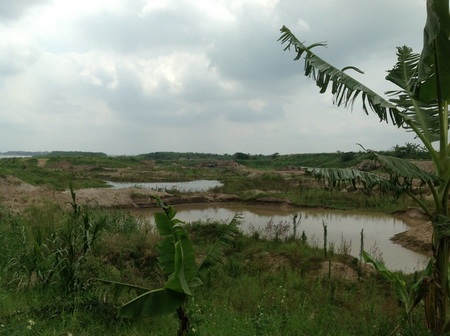 Ảnh 6, Ảnh 7: Thùng, đấu được tạo nên bởi hoạt động khai thác đất phù sa bãi bồi ven sông trái phép