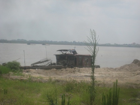 Cát tặc hoành hành gần chân cầu Nhật Tân