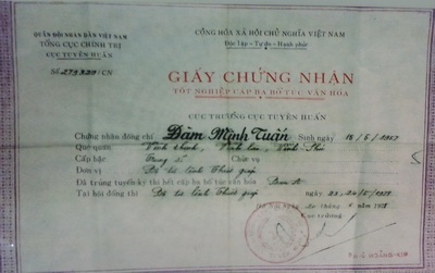 UBKT Tỉnh ủy Vĩnh Phúc “trần tình” về vụ Bí thư xã dùng bằng giả - 1 Theo UBKT Tỉnh ủy Vĩnh Phúc, ông Bí thư xã Đàm Minh Tuấn đã tự tẩy sửa tấm bằng này