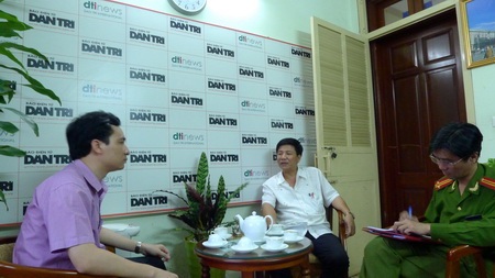 Công an Hà Nội điều tra vụ tạo màu miến bằng hóa chất độc hại - 1 Lãnh đạo Phòng Cảnh sát Môi trường Công an Hà Nội làm việc với PV Dân trí.