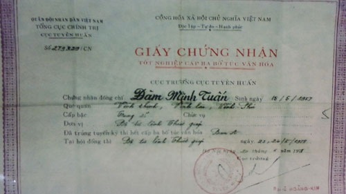 Vụ Bí thư dùng bằng giả tại Vĩnh Phúc: Người mất bằng trình báo khẩn cấp - 2 Ông Trịnh Huy Truyền trình bày sự việc với PV Dân trí.