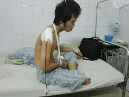 Trần Việt Quang tại khoa xương bệnh viện Xanh Pôn