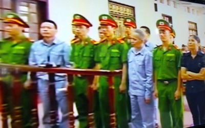 2 bị cáo trong anh em Đoàn Văn Vươn được giảm án - 1 Các bị cáo tại vành móng ngựa ngày 30/7.