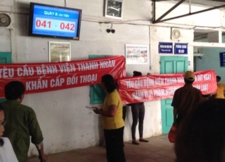Căng băng rôn trước bệnh viện Thanh Nhàn để đòi quyền lợi - 1 Căng băng rôn trước bệnh viện Thanh Nhàn để đòi quyền lợi