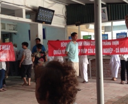 Căng băng rôn trước bệnh viện Thanh Nhàn để đòi quyền lợi - 2 Căng băng rôn trước bệnh viện Thanh Nhàn để đòi quyền lợi