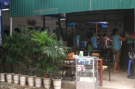 Phẫn nộ vì bệnh viện Thanh Nhàn “kinh doanh” người bệnh - 5 Rất nhiều căng tin mọc lên trong BV Thanh Nhàn