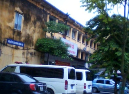 Bệnh nhân bệnh viện Thanh Nhàn kêu trời - 1 Xe cấp cứu ứng trực chở người bệnh đi chẩn đoán hình ảnh