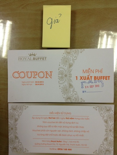 Cẩn thận với trò lừa đảo phiếu ăn buffet giá rẻ - 1 Những voucher được rao bán và không có dấu, chữ ký của đại diện nhà hàng, đều là giả mạo.