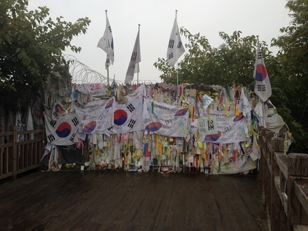 Các du khách tuyệt đối phải tuân phải tuân thủ rất nhiều qui định nghiêm ngặt.