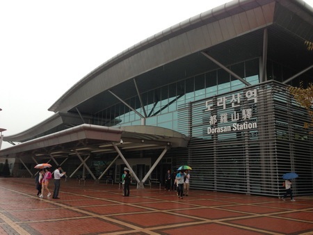 Các du khách tuyệt đối phải tuân phải tuân thủ rất nhiều qui định nghiêm ngặt.