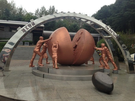 Tượng điêu khắc Một thế giới mang ý nghĩa hàn gắn sự chia cắt tại DMZ