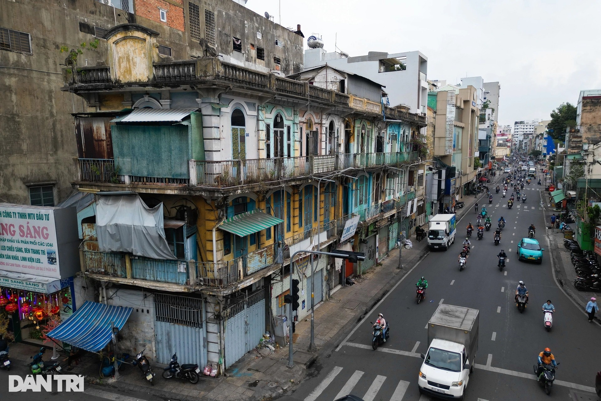 View - Risky lives in HCM City's collapse-prone apartments