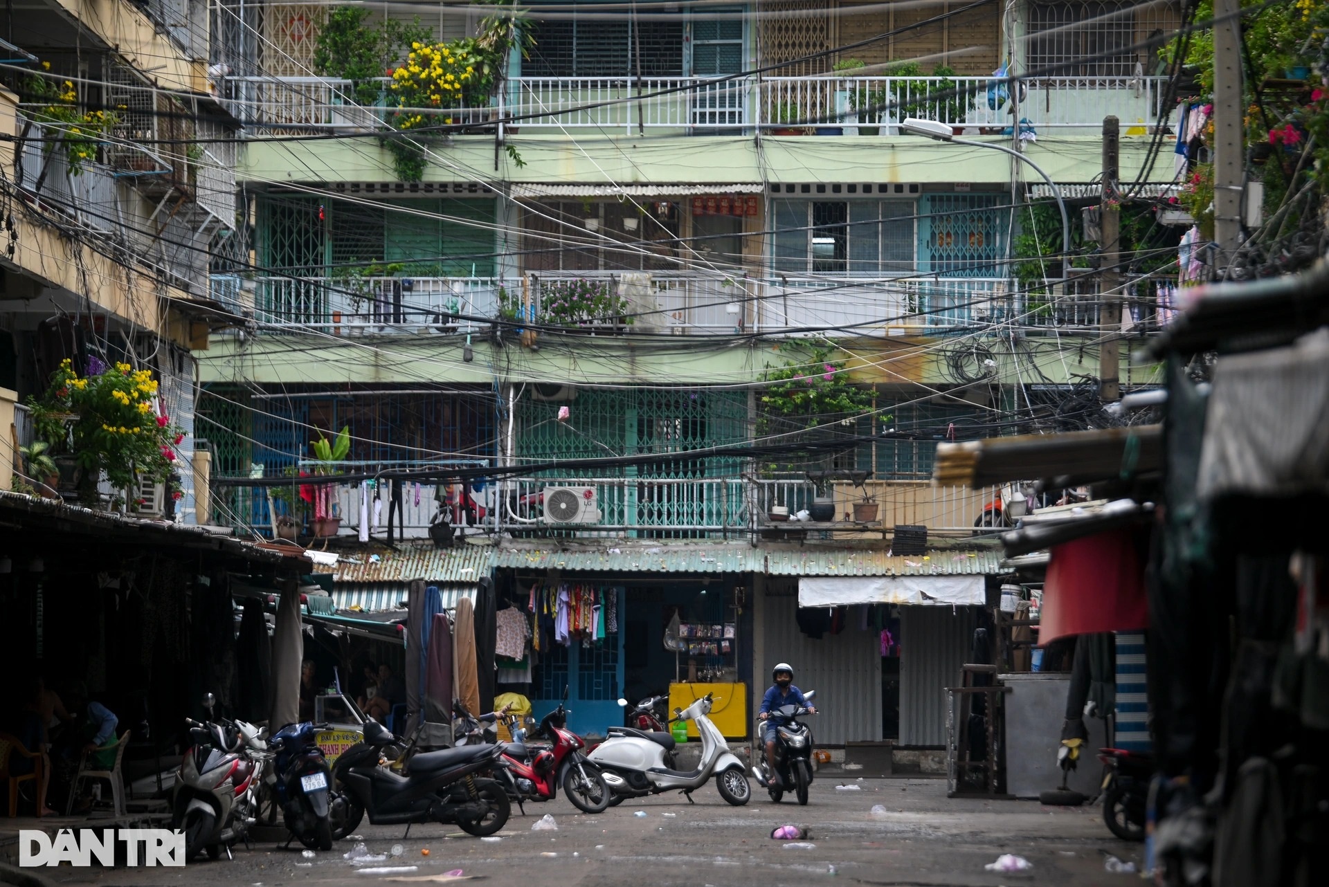 View - Risky lives in HCM City's collapse-prone apartments