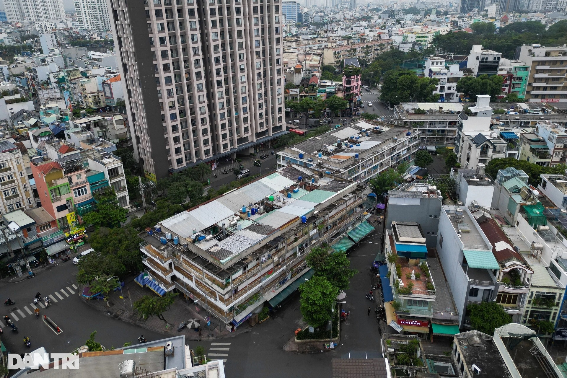 View - Risky lives in HCM City's collapse-prone apartments