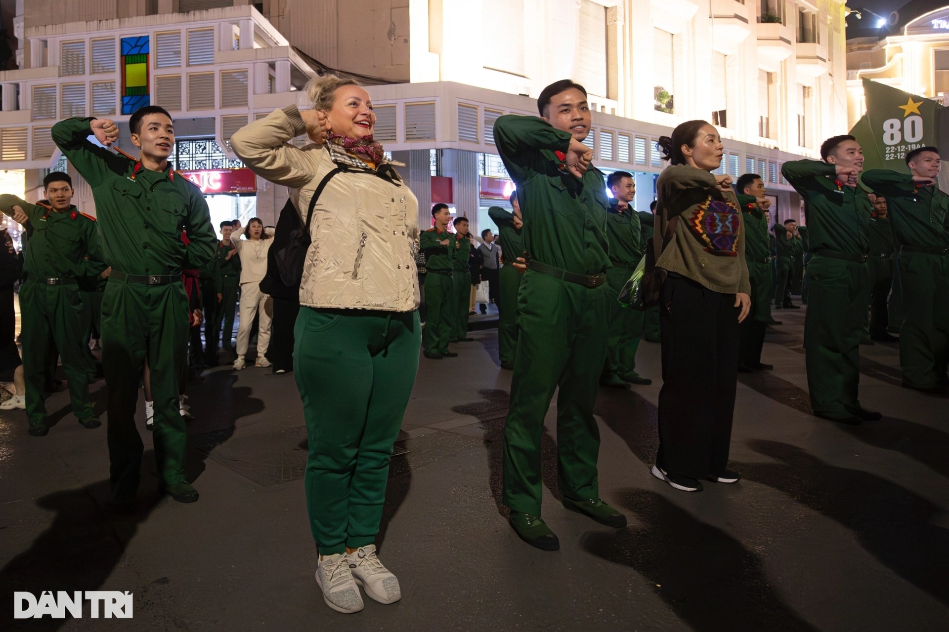 View - Hundreds of soldiers light up Hanoi pedestrian street