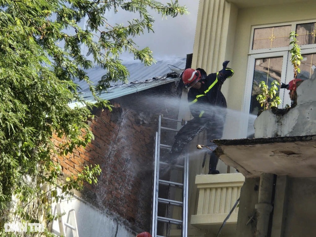 Bar near HCM City’s famous market catches fire | DTiNews