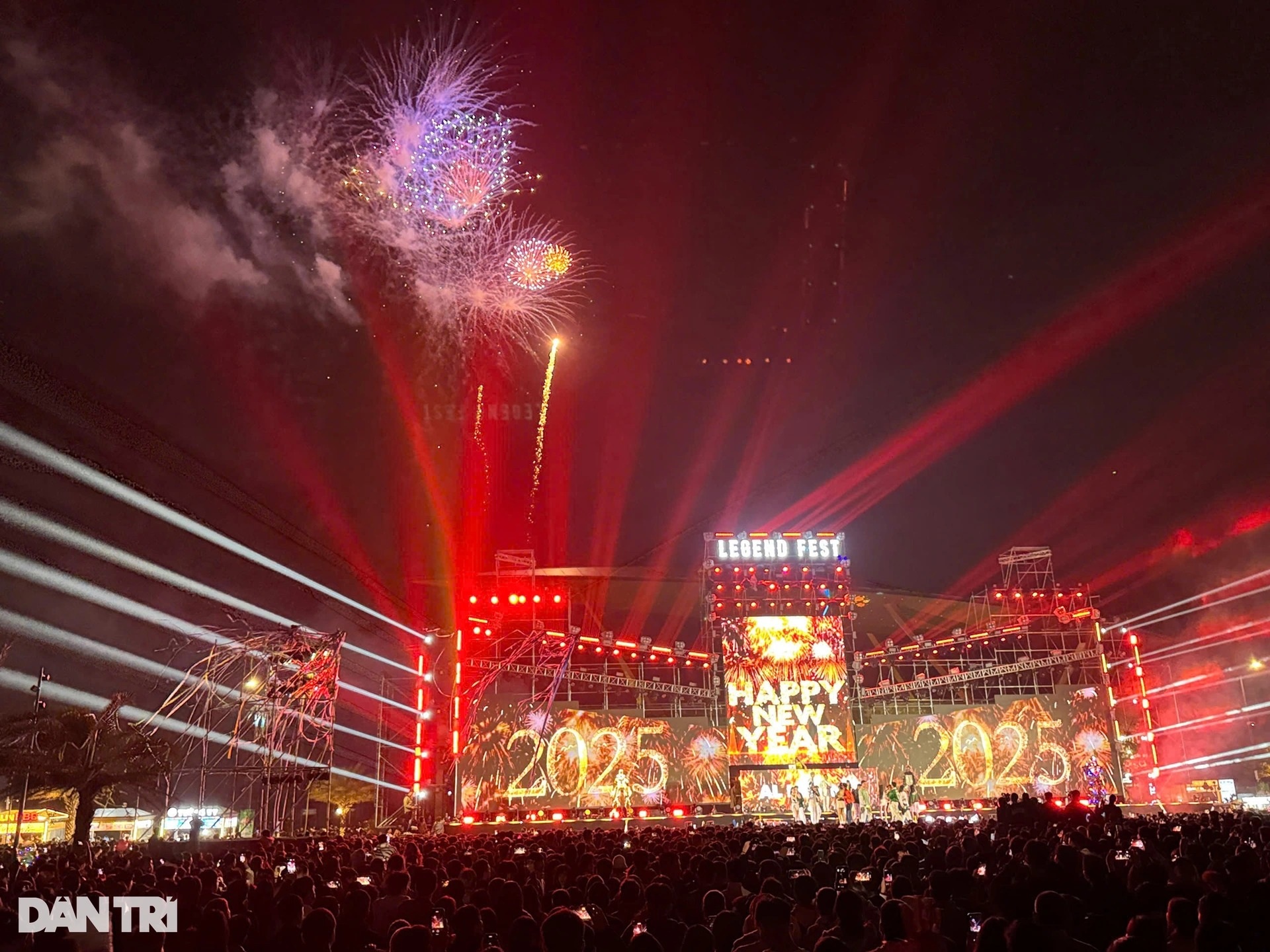 Vietnam's major cities display fireworks to New Year 2025