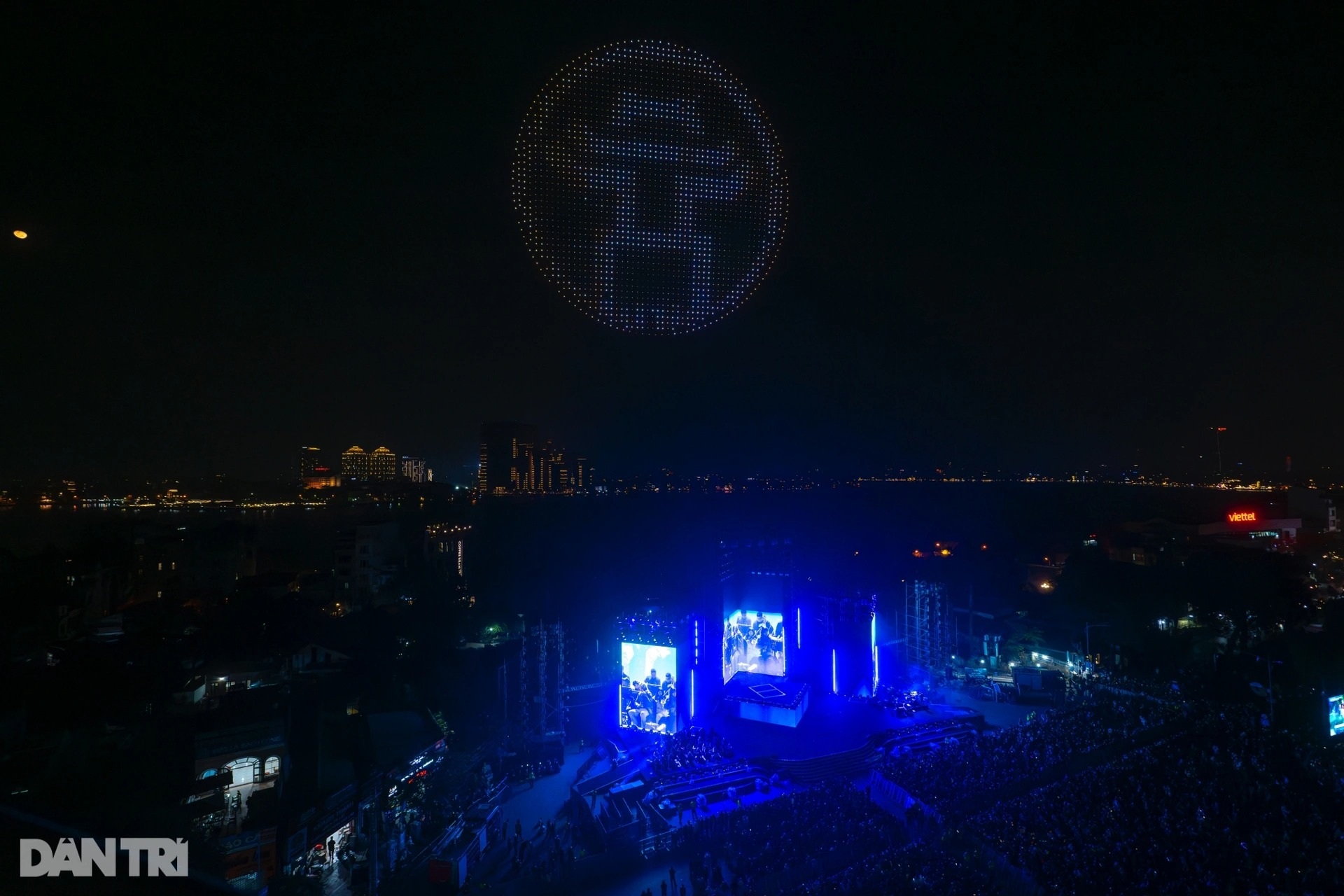 View - Huge drone show lights up Hanoi