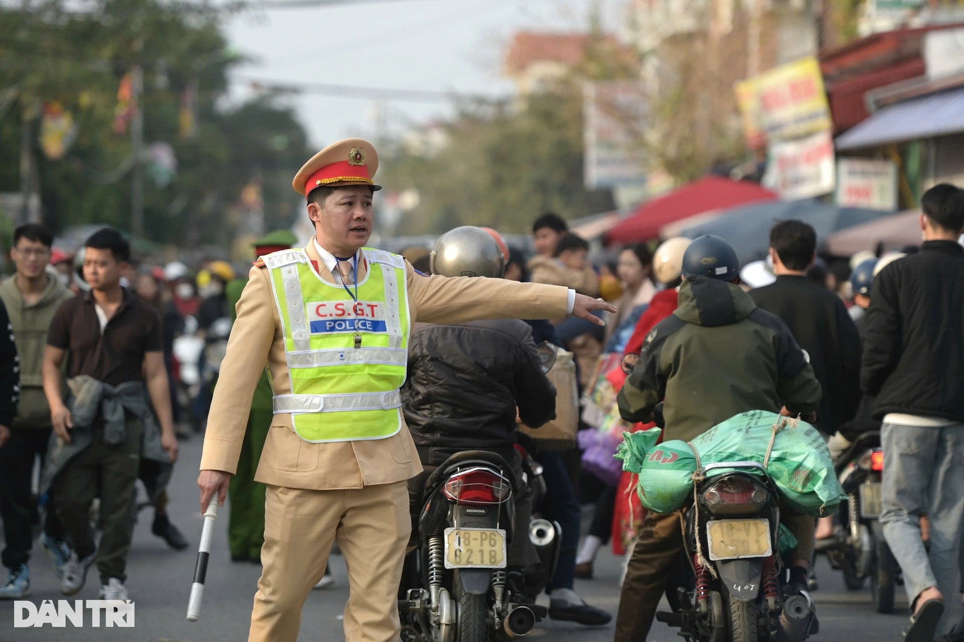 View - Thousands gather at Nam Dinh lucky market