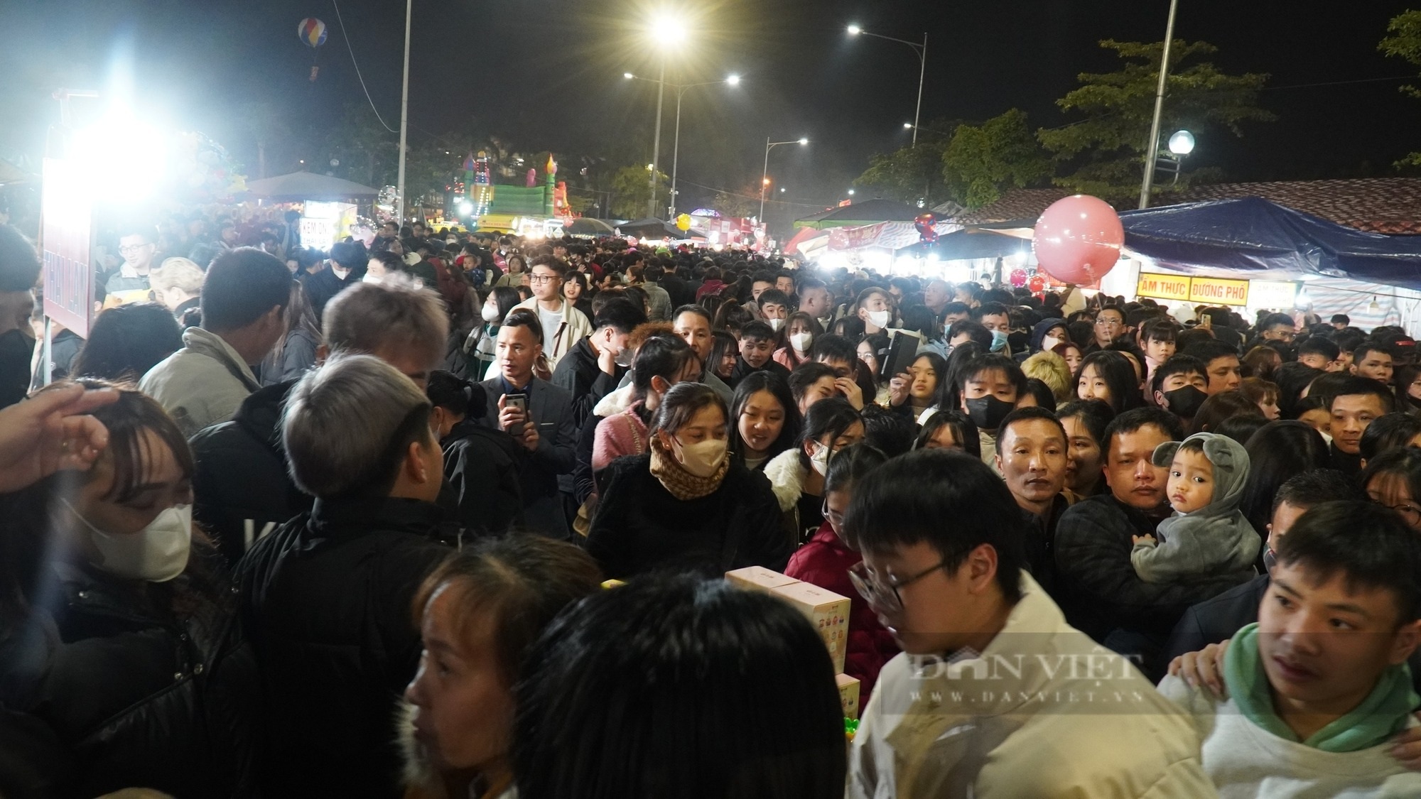 View - Thousands flock to Bac Ninh festival