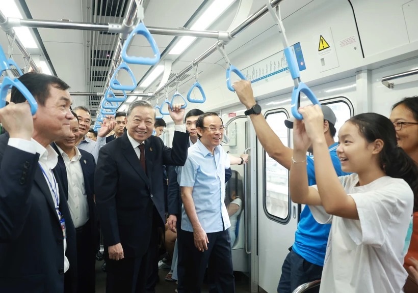 Party chief takes ride on Ben Thanh – Suoi Tien metro line