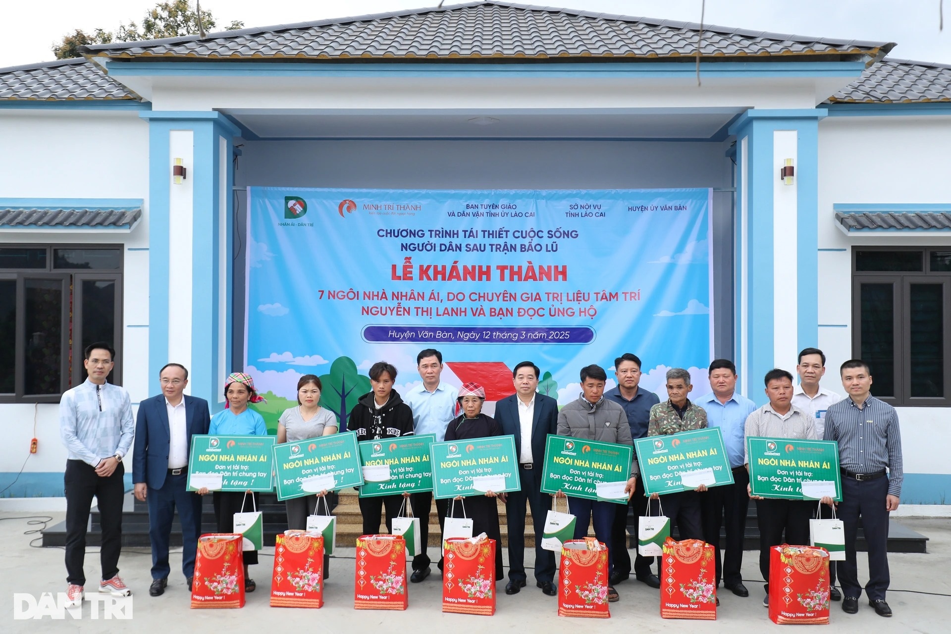 View - Dantri hands over seven houses to underprivileged families in Lao Cai