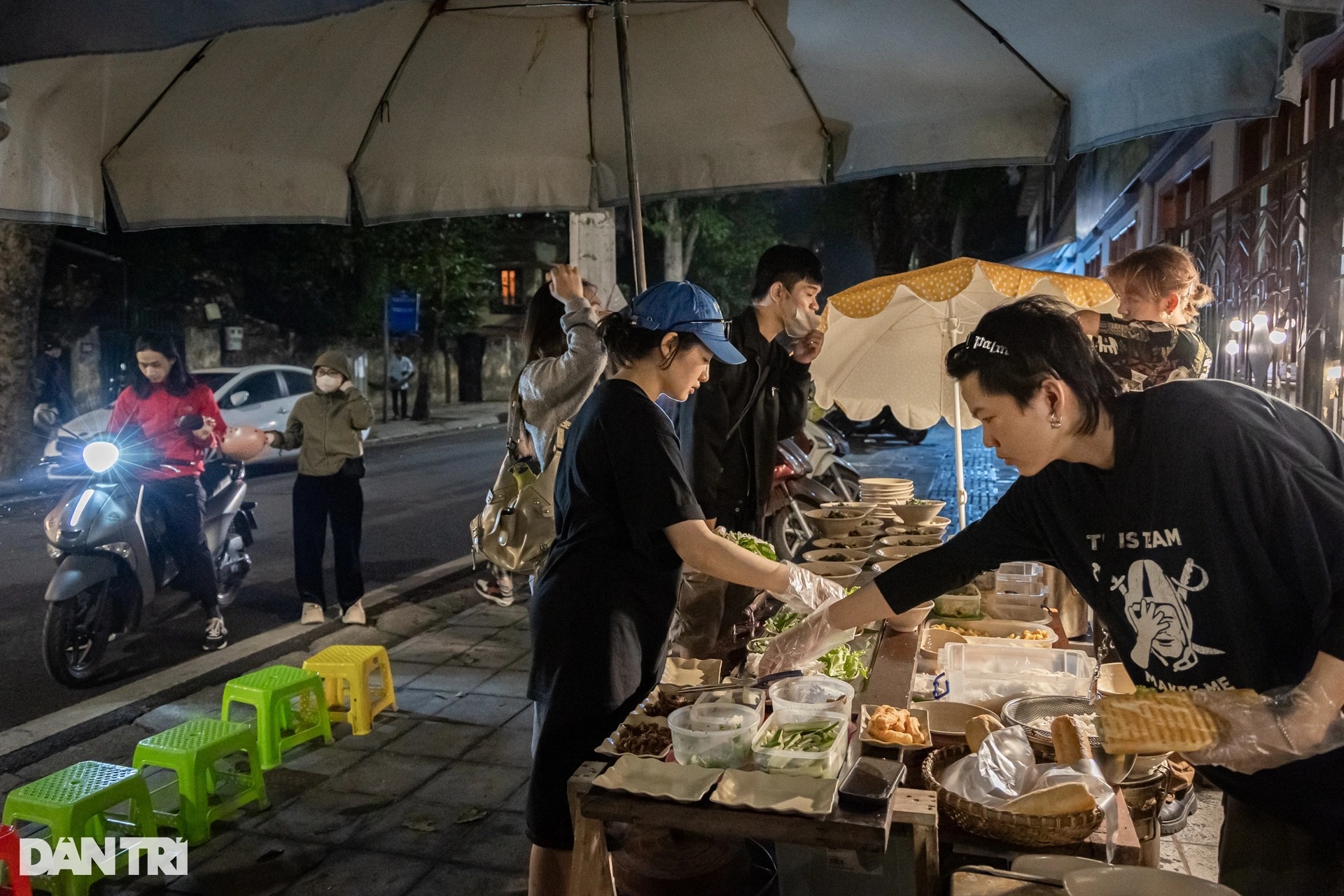 View - Hanoi's street-side vegetarian eatery captivates diners