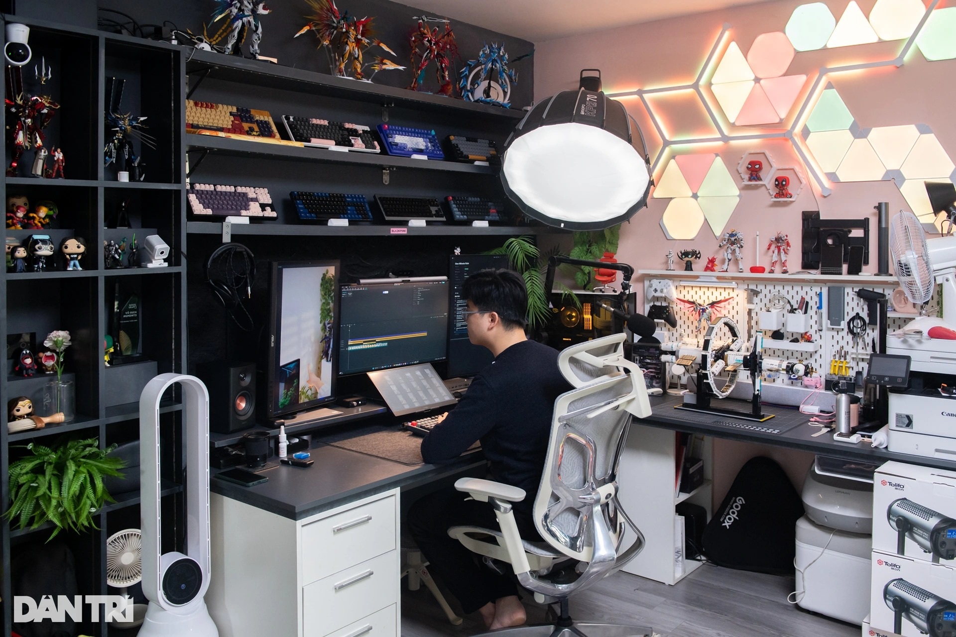 View - Creative workspace setup helps Hanoi man boost work efficiency