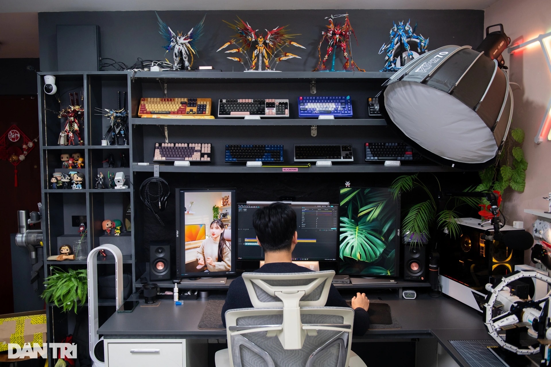 View - Creative workspace setup helps Hanoi man boost work efficiency