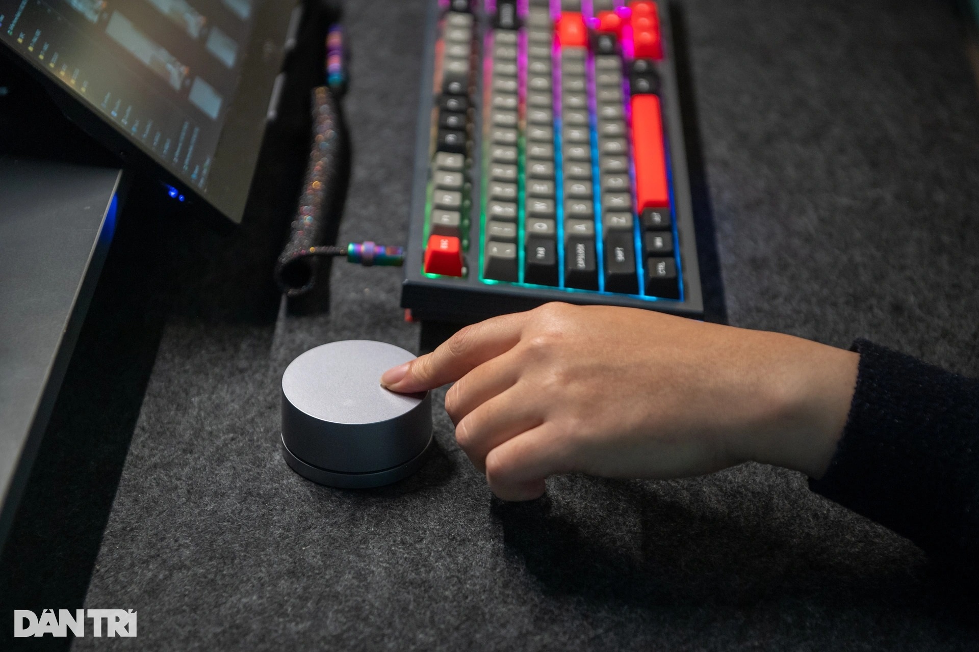 View - Creative workspace setup helps Hanoi man boost work efficiency