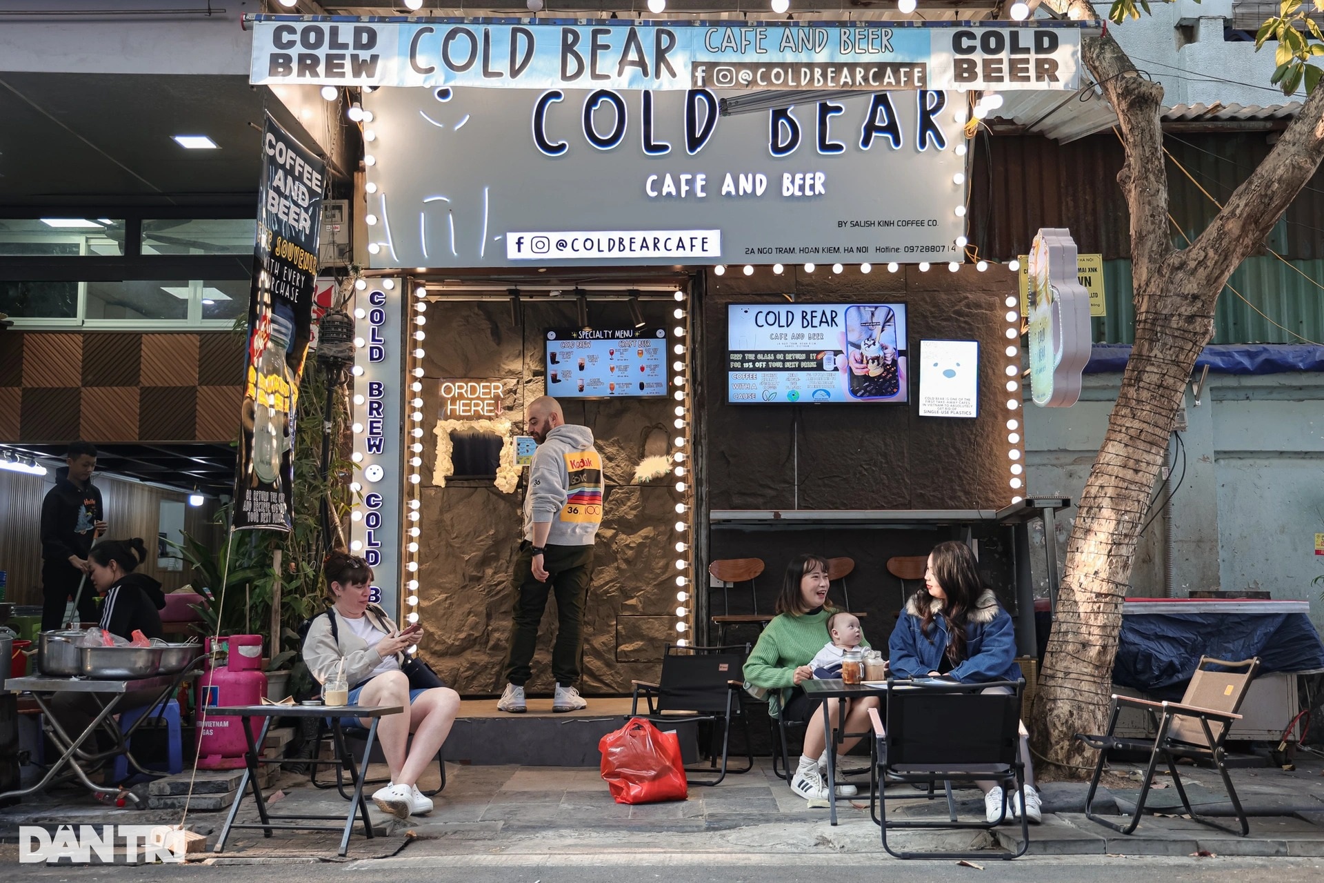 Hanoi Café Serves Drinks Through Wall Hole Dtinews