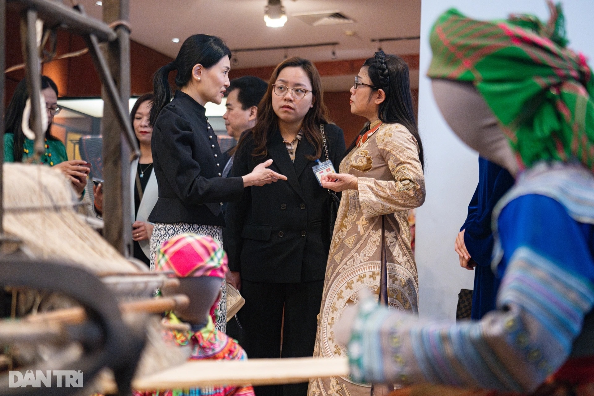 View - Singaporean PM's wife visits Vietnam Museum of Ethnology