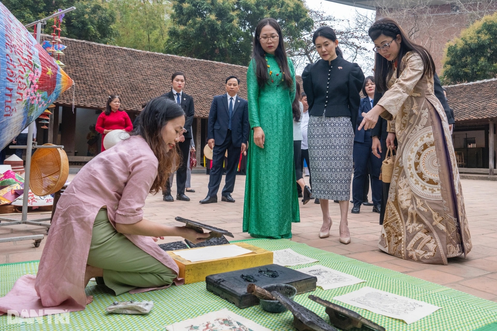 View - Singaporean PM's wife visits Vietnam Museum of Ethnology