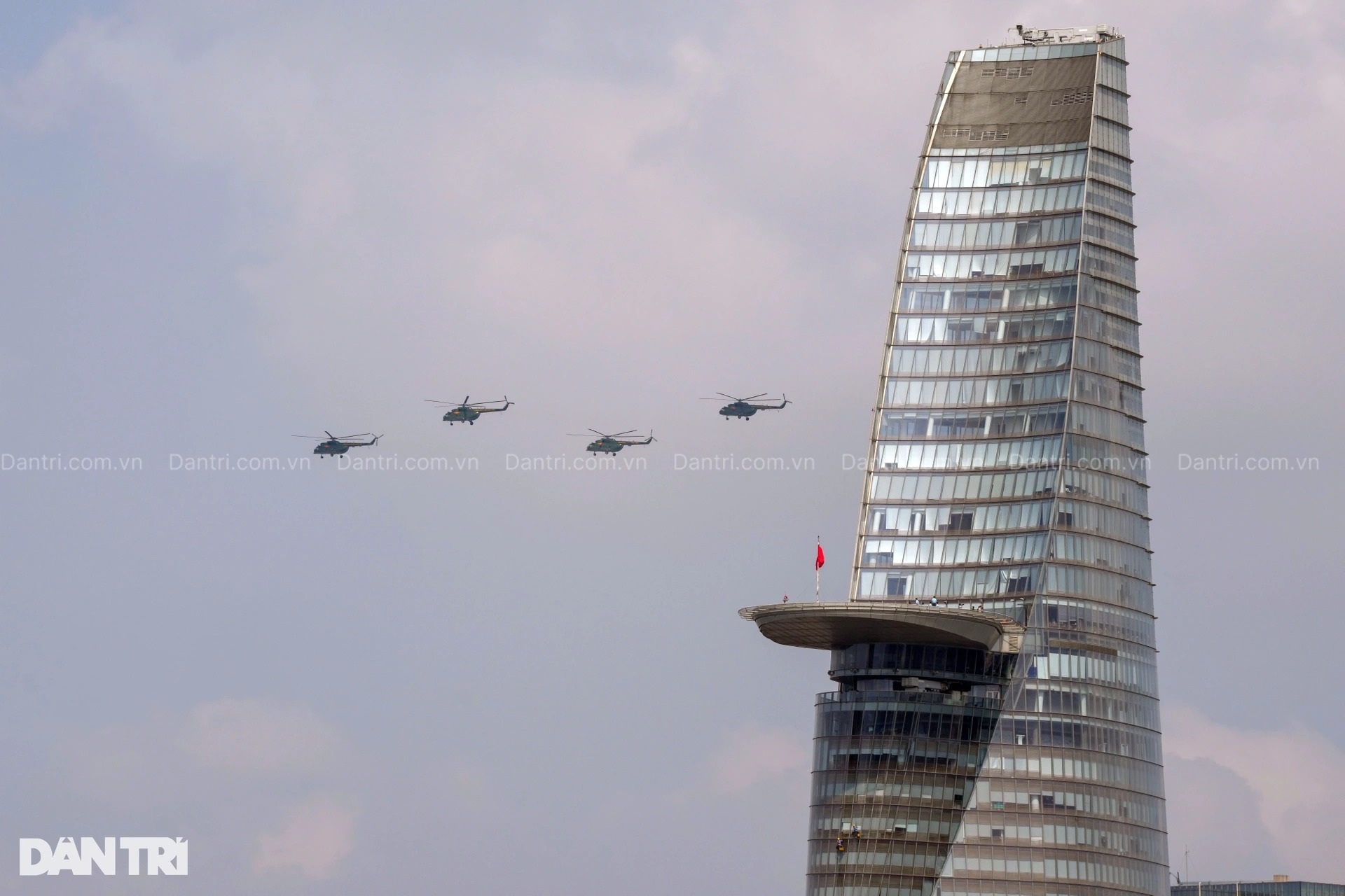 View - Fighter jets, helicopters rehearse in HCM City ahead of parade