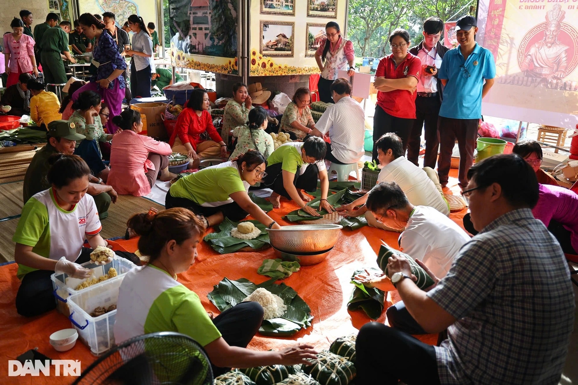 View - Hundreds compete in Chung cake wrapping contest to honour Hung Kings