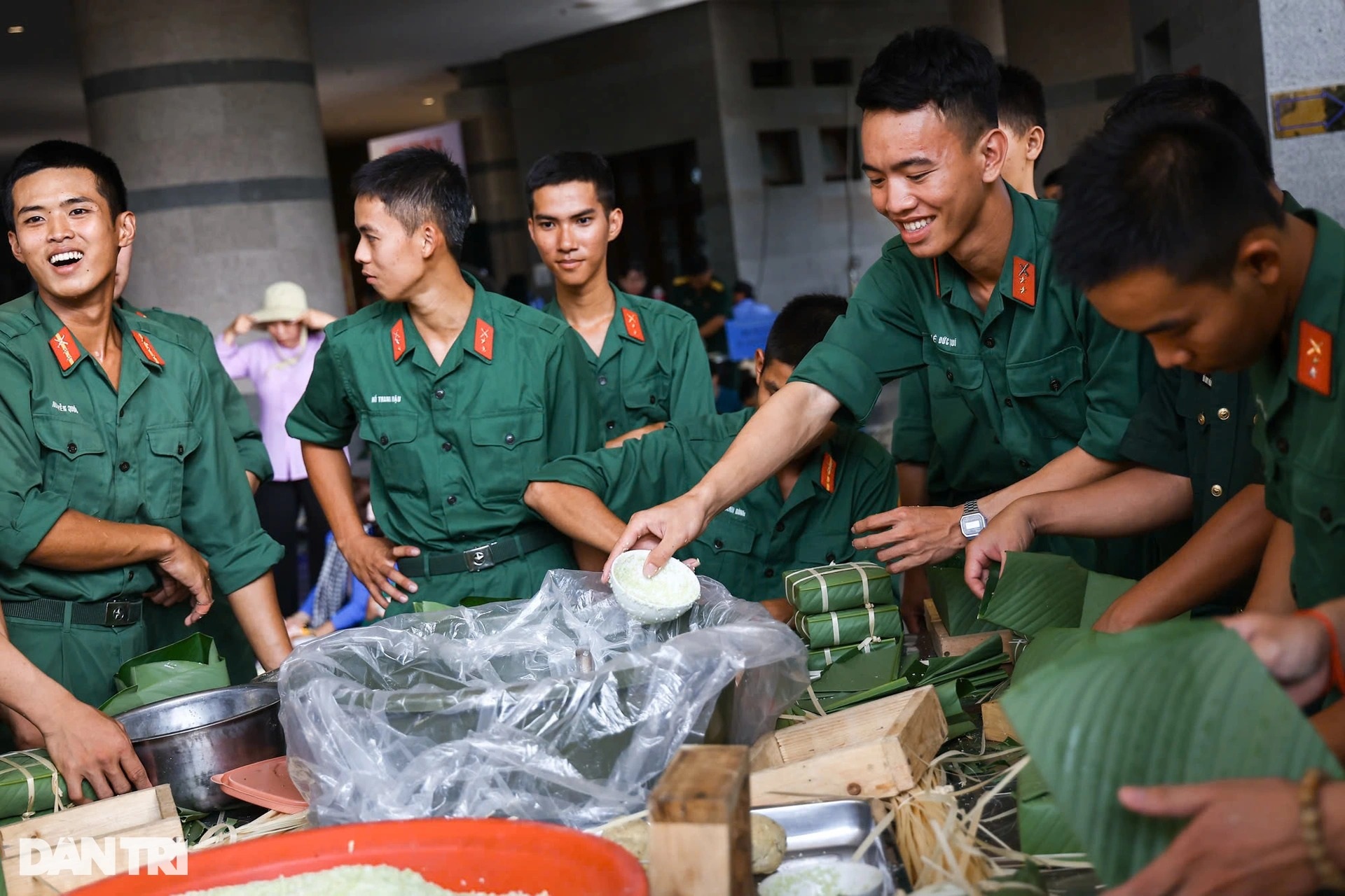 View - Hundreds compete in Chung cake wrapping contest to honour Hung Kings