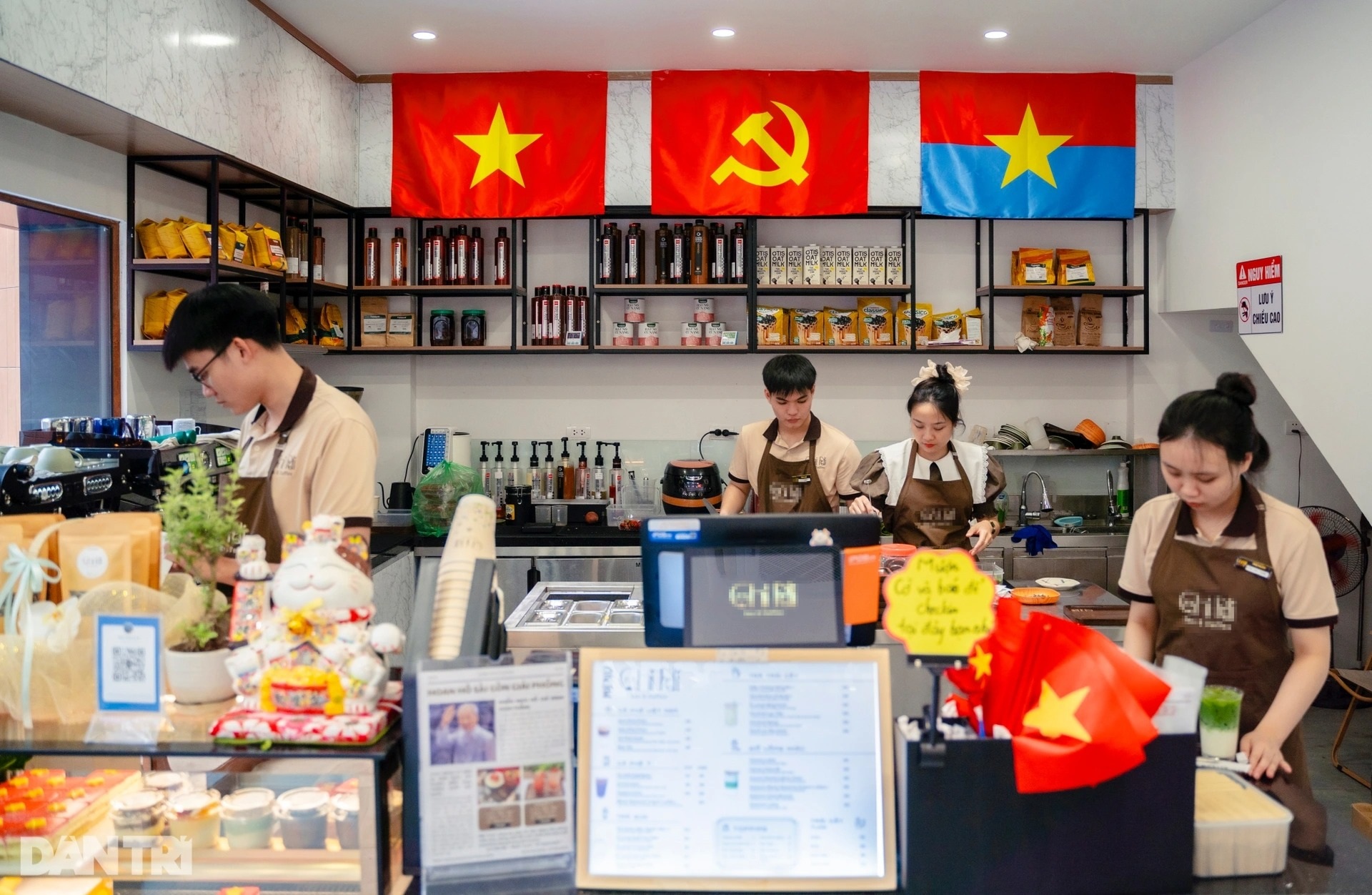 View - Flag-themed Hanoi cafés draw crowds ahead of Reunification Day