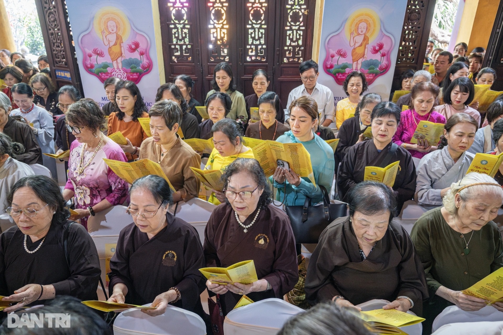 View - DTiNews - Crowds gather at Quan Su Pagoda for Vesak celebrations | Báo Dân trí