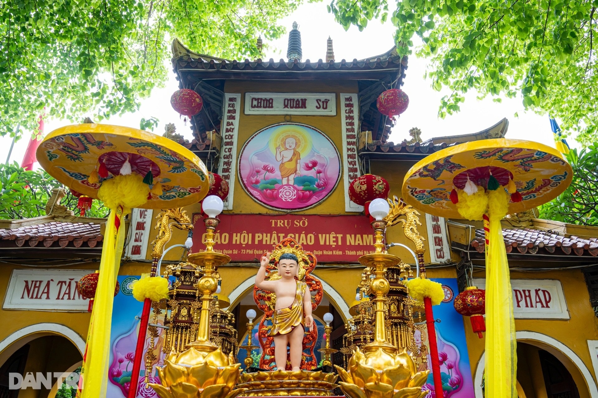 View - DTiNews - Crowds gather at Quan Su Pagoda for Vesak celebrations | Báo Dân trí