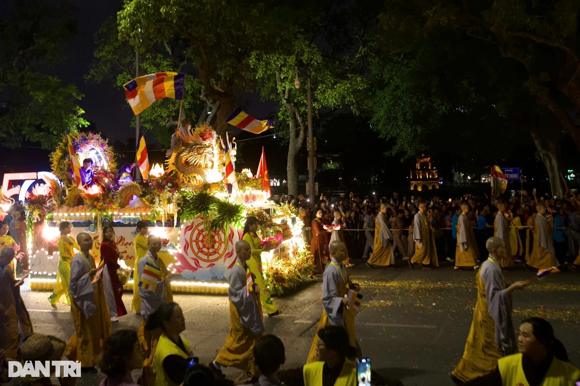 View - DTiNews - Thousands join procession of Buddha’s relics in Hanoi | Báo Dân trí