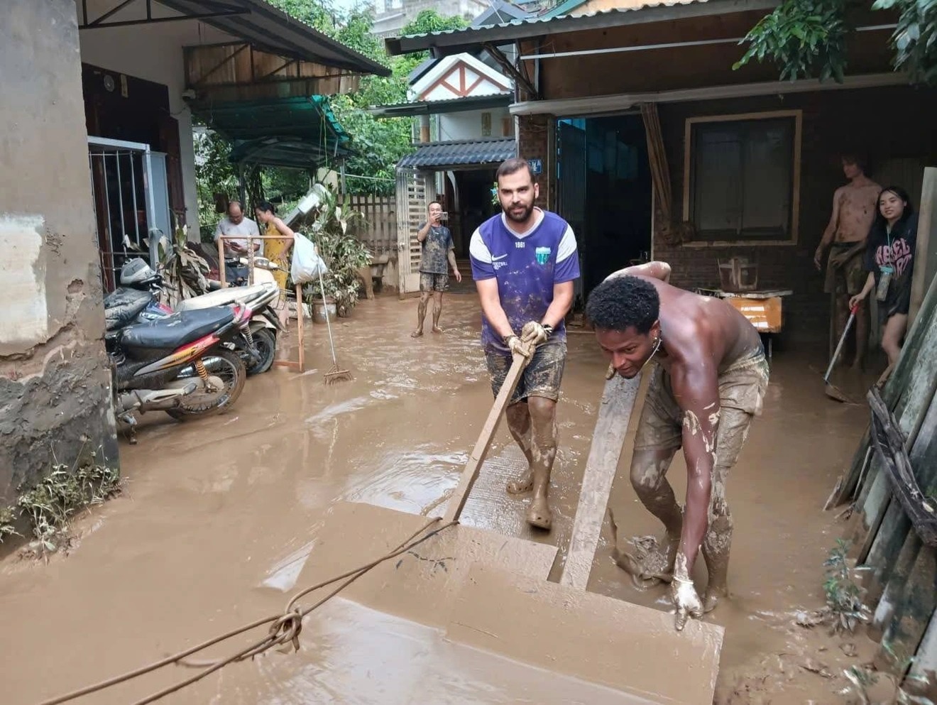 Foreigners help Tuyen Quang locals clean flood-struck homes