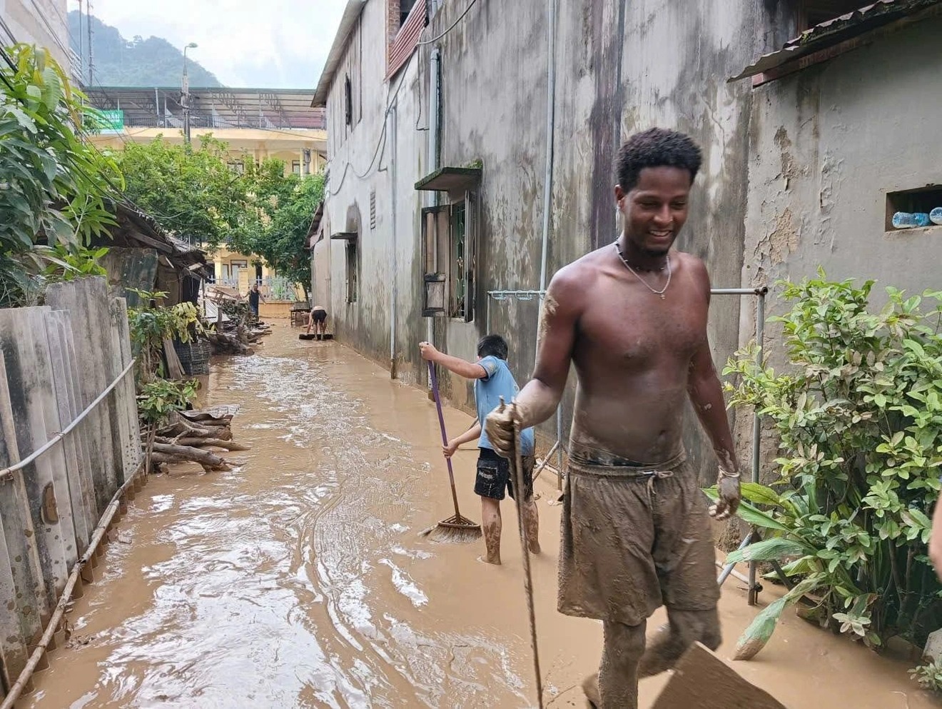 Foreigners help Tuyen Quang locals clean flood-struck homes