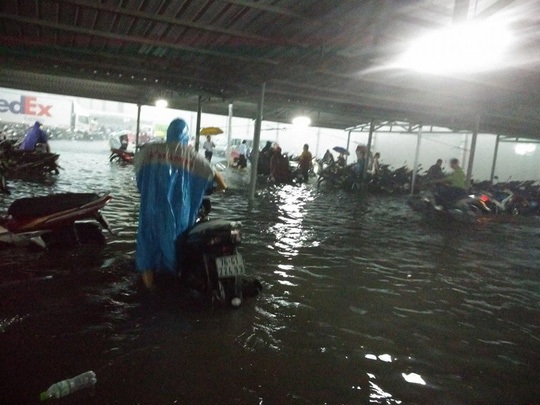 Mưa quá lớn, nhiều chuyến bay không thể hạ cánh - 1 Khu vực gần sân bay bị ngập do mưa lớn (ảnh Báo NLD)