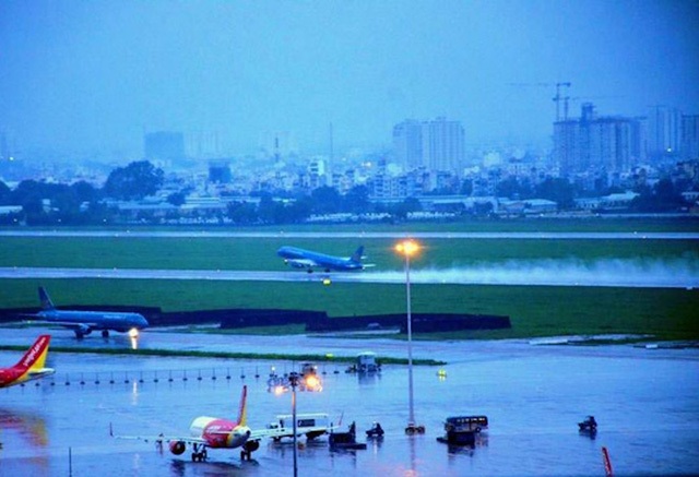 28 chuyến bay không thể đáp xuống Tân Sơn Nhất vì mưa lớn - 1
Mưa lớn, nhiều chuyến bay không thể hạ cánh xuống Tân Sơn Nhất (ảnh: Người lao động)