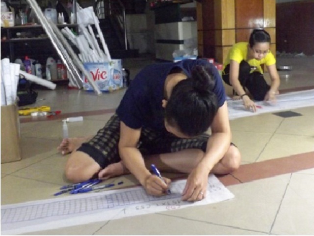 Thương xá Tax được bảo tồn và phục dựng như thế nào? - 6 Các nhân viên tiến hành đo vẽ toàn bộ hiện trạng gạch theo tỷ lệ 1:1 lên giấy scan.