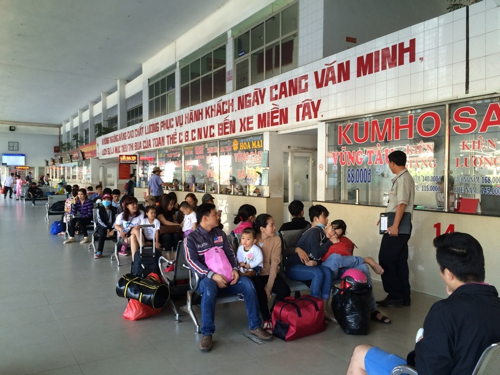 Đảm bảo đưa hành khách cuối cùng về quê ăn Tết - 1
Hành khách mua vé tại bến xe miền Tây